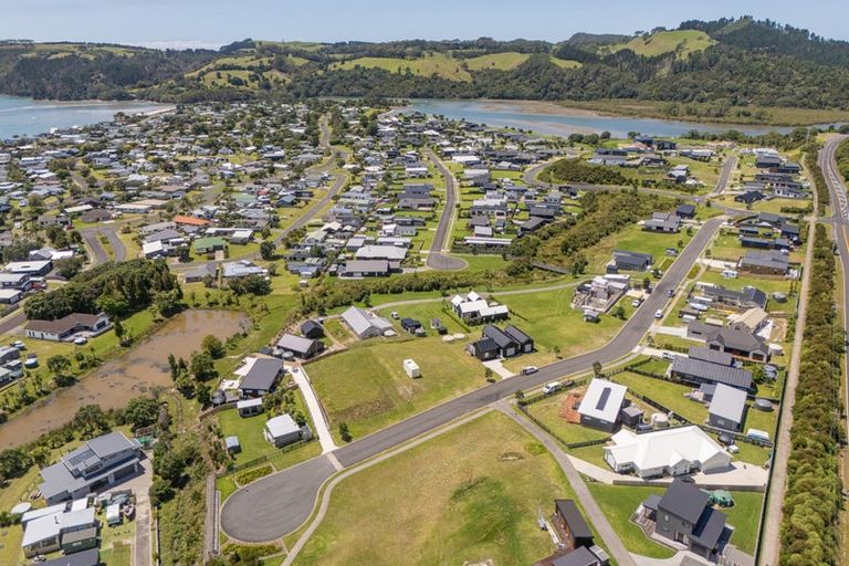 Photo of property in 2 Tinirau Place, Cooks Beach, 3591