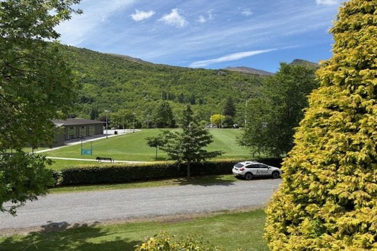 Photo of property in 16 Argyle Place, Arrowtown, 9302