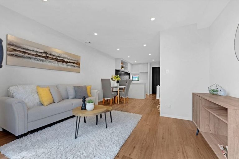 Photo of property in 2/119 Bruce Mclaren Road, Henderson, Auckland, 0612