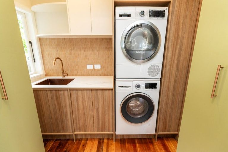 Photo of property in 71 Seatoun Heights Road, Seatoun, Wellington, 6022