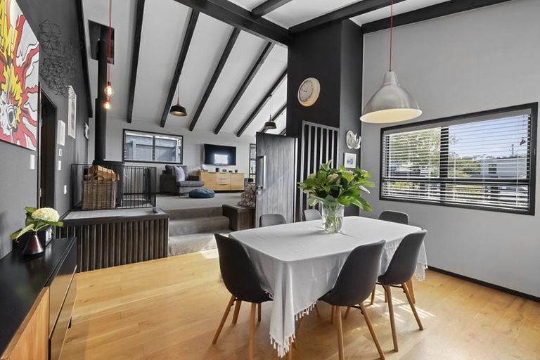 Photo of property in 18 Mayfair Place, Westown, New Plymouth, 4310