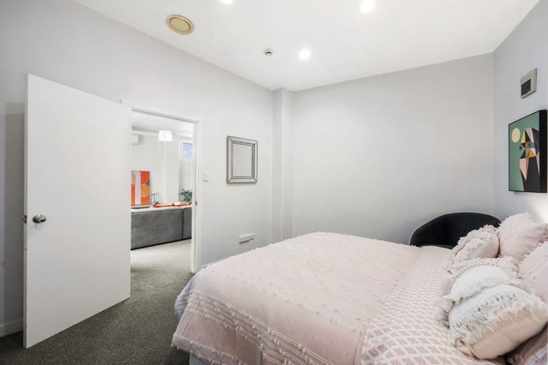 Photo of property in Endeavour Apartments, 18/125 Thorndon Quay, Pipitea, Wellington, 6011