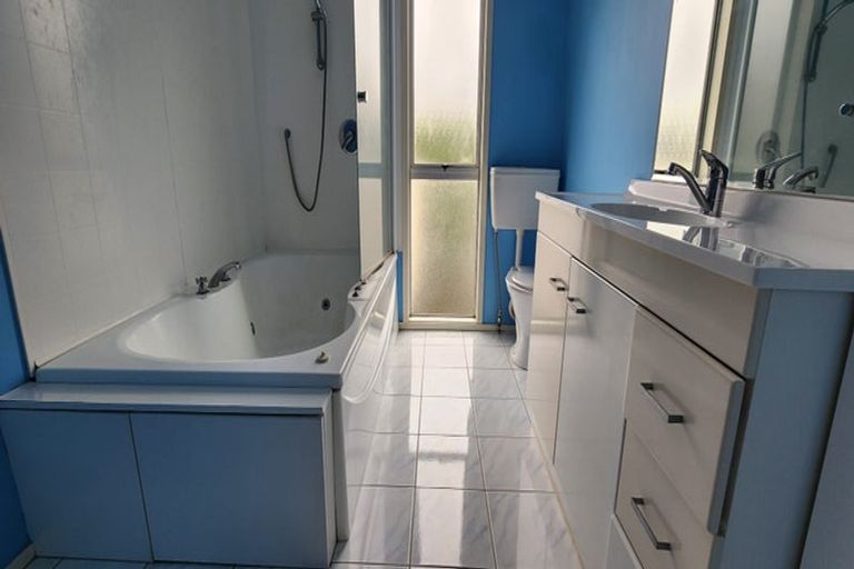 Photo of property in 38 Deverell Place, Northcross, Auckland, 0632