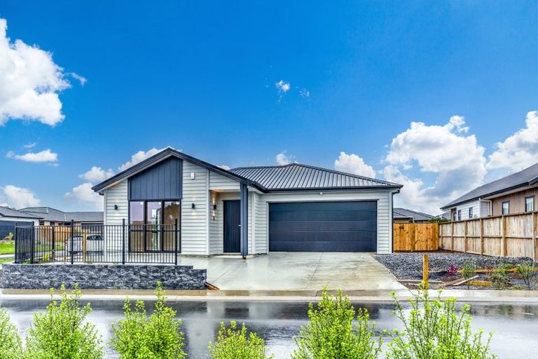 Photo of property in 11 Lewis Younie Road, Kumeu, 0810