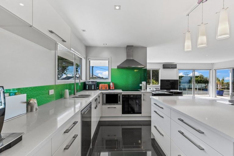 Photo of property in 1/20 Knights Road, Rothesay Bay, Auckland, 0630