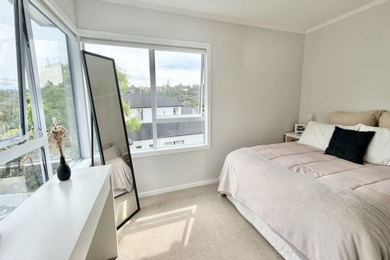 Photo of property in 42 Ravenstone Place, Chatswood, Auckland, 0626