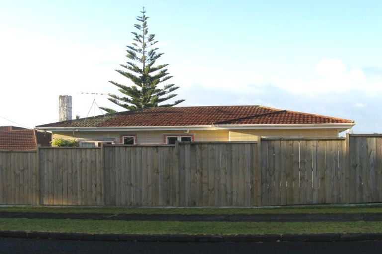 Photo of property in 2/19 Monarch Avenue, Hillcrest, Auckland, 0627