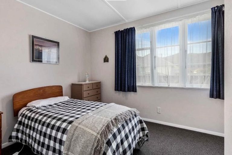 Photo of property in 17 Hewer Crescent, Naenae, Lower Hutt, 5011