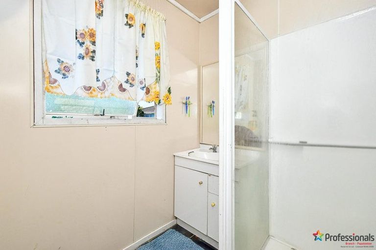 Photo of property in 8 Staverton Crescent, Mangere, Auckland, 2022