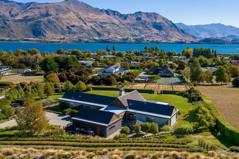 Photo of property in 251 Beacon Point Road, Wanaka, 9305