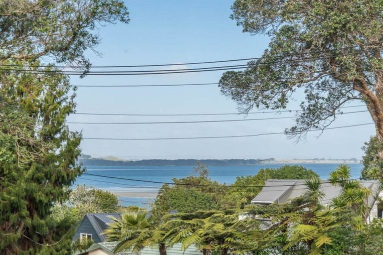 Photo of property in 15 Harrybrook Road, Green Bay, Auckland, 0604