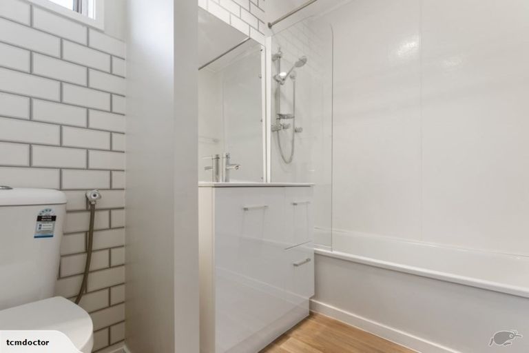 Photo of property in 68 Awaroa Road, Sunnyvale, Auckland, 0612