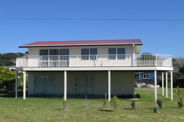 Photo of property in 21 Marine Parade, Cooks Beach, Whitianga, 3591
