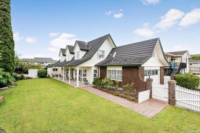 Photo of property in 34 Akoranga Drive, Northcote, Auckland, 0627