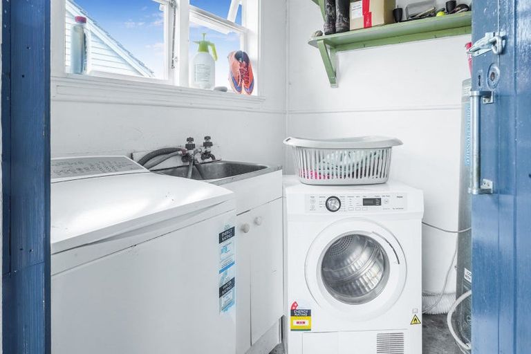 Photo of property in 24 Paul Crescent, Fairfield, Hamilton, 3214