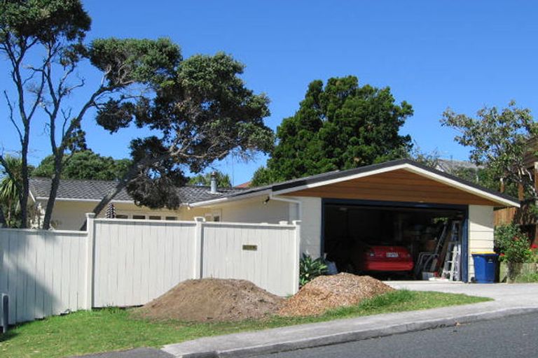 Photo of property in 2 Nor'east Drive, Northcross, Auckland, 0632