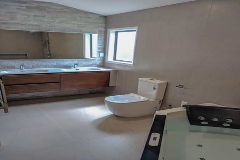 Photo of property in 29 Marina View Drive, West Harbour, Auckland, 0618