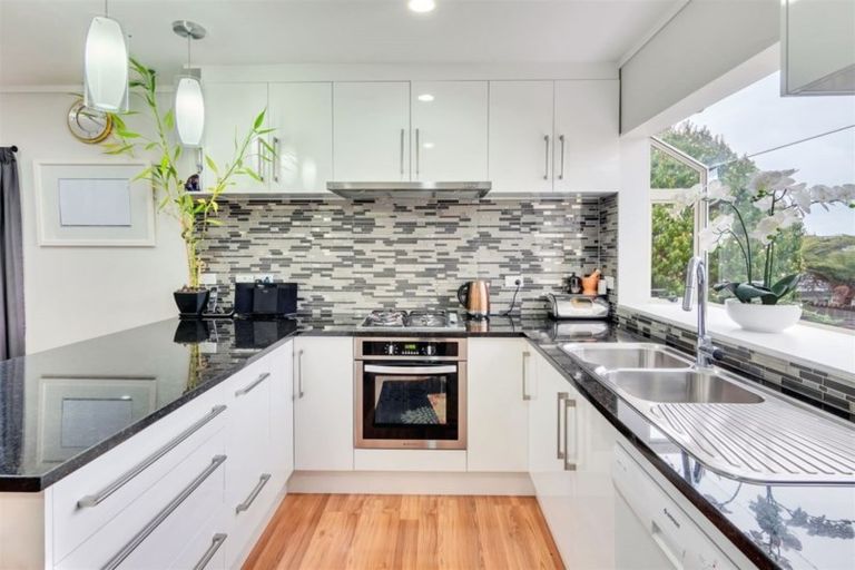 Photo of property in 13 Broadfield Street, Massey, Auckland, 0614