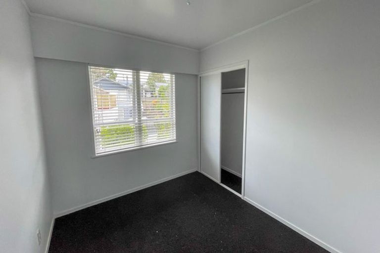 Photo of property in 15 Rerewai Place, Kelston, Auckland, 0602