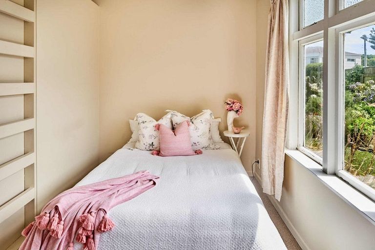 Photo of property in 10 Lambley Road, Titahi Bay, Porirua, 5022