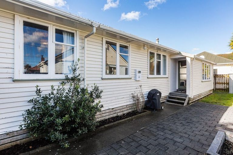 Photo of property in 121 Cambridge Terrace, Fairfield, Lower Hutt, 5011