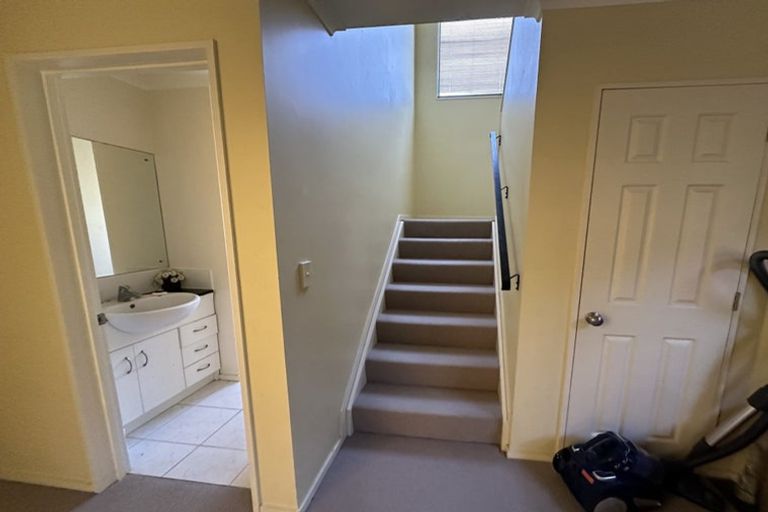 Photo of property in 8 Canonbie Place, East Tamaki Heights, Auckland, 2016