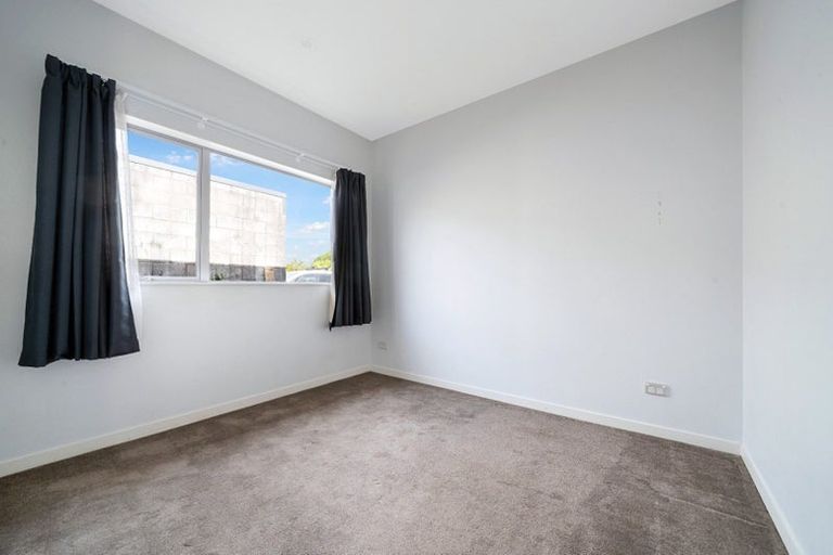 Photo of property in 4a Glenvil Lane, Te Atatu Peninsula, Auckland, 0610