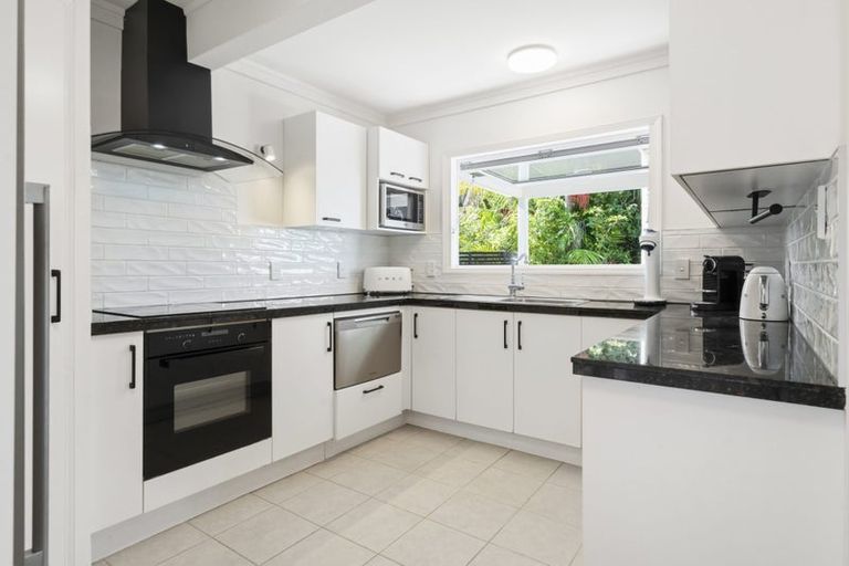 Photo of property in 1/2 Heathcote Road, Castor Bay, Auckland, 0620