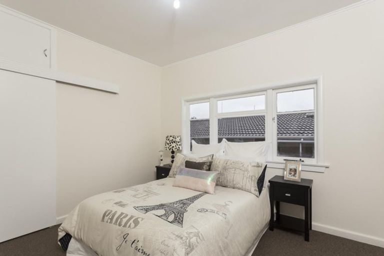 Photo of property in 53 Yeovil Road, Te Atatu Peninsula, Auckland, 0610