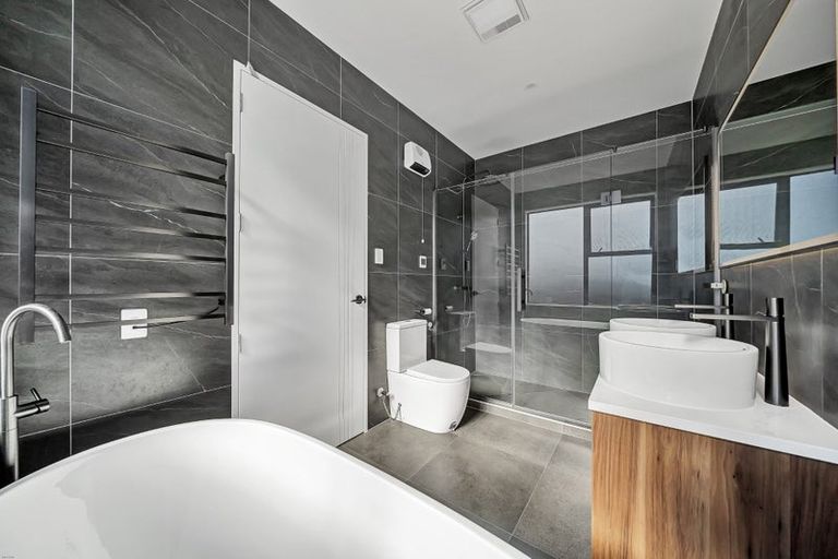 Photo of property in 28 Roxborough Place, East Tamaki Heights, Auckland, 2016