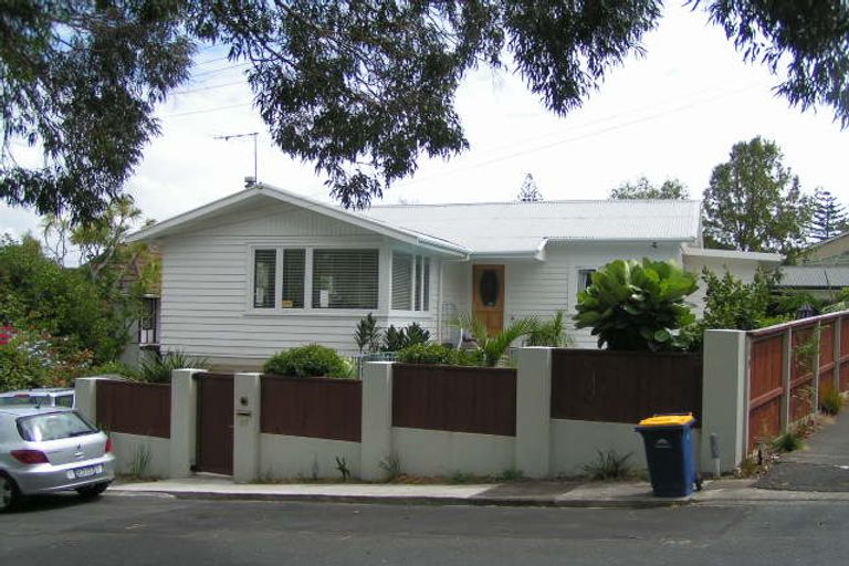 Photo of property in 2/37 Harley Road, Takapuna, Auckland, 0622