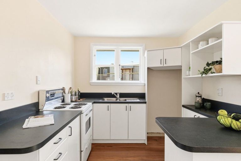 Photo of property in 12 Bracken Road, Newlands, Wellington, 6037