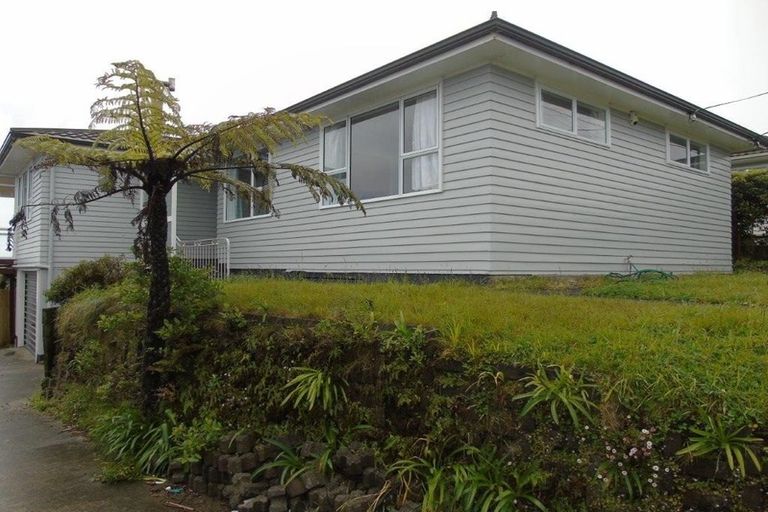 Photo of property in 38 Brooker Grove, Newlands, Wellington, 6037