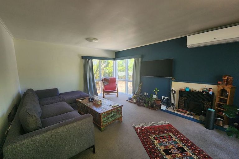 Photo of property in 92 Ruskin Road, Newlands, Wellington, 6037