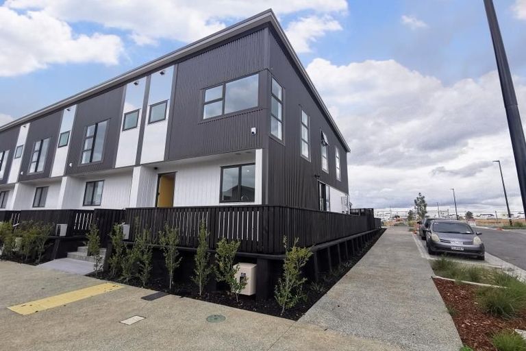 Photo of property in 72 Manarini Road, Westgate, Auckland, 0614