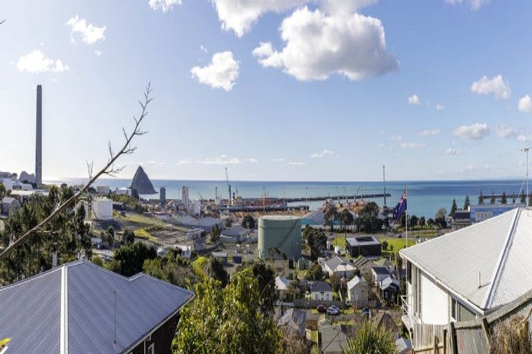 Photo of property in 15 Weston Street, Moturoa, New Plymouth, 4310