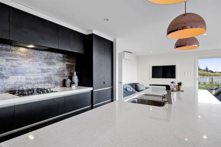 Photo of property in 4 Vardon Way, Waiwhakaiho, New Plymouth, 4312