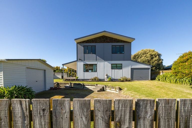 Photo of property in 3 Tamarisk Drive, Riversdale Beach, Masterton, 5872