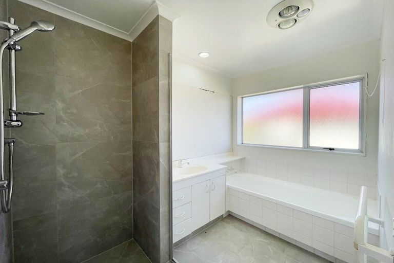 Photo of property in 33 Palmcrest Grove, Highland Park, Auckland, 2010