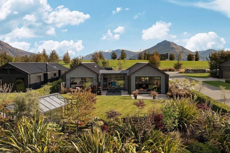 Photo of property in 2 Caithness Court, Jacks Point, Queenstown, 9371