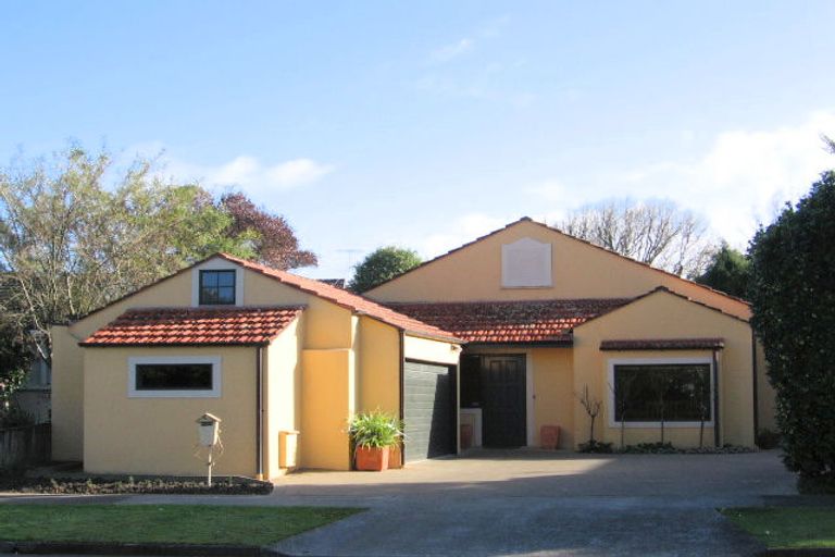 Photo of property in 16 Centennial Drive, Hokowhitu, Palmerston North, 4410