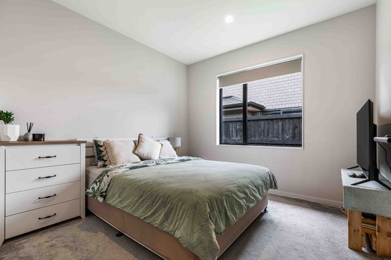 Photo of property in 16 Sir Lincoln Drive, Kumeu, 0810