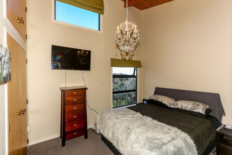 Photo of property in 16 Ridge Lane, New Plymouth, 4310