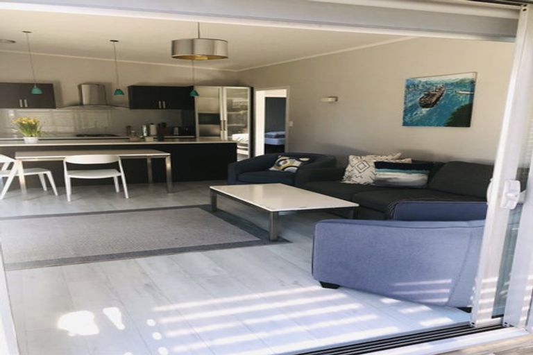 Photo of property in 15 Old Lake Road, Narrow Neck, Auckland, 0624