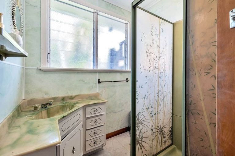 Photo of property in 102 Sunnyside Road, Sunnyvale, Auckland, 0612