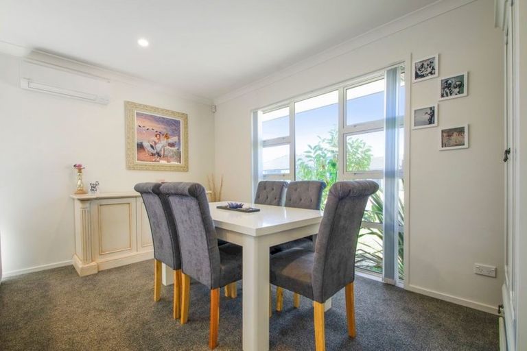 Photo of property in 5 Dumas Place, Rosehill, Papakura, 2113