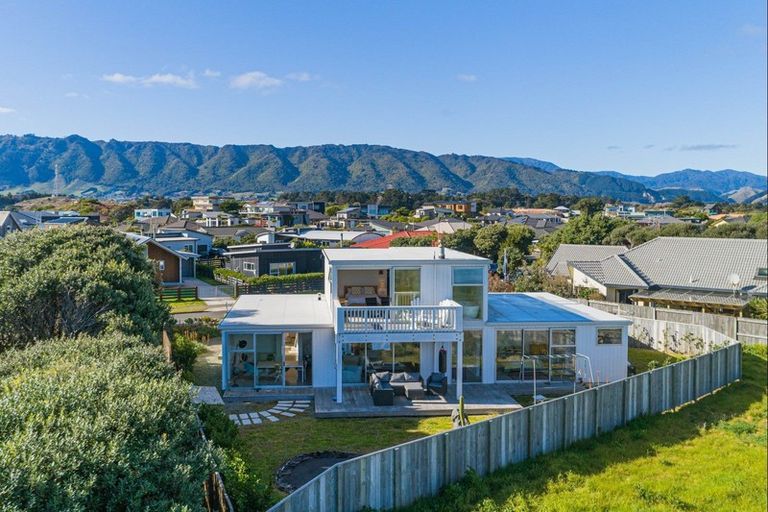 Photo of property in 7 Olliver Grove, Waikanae Beach, Waikanae, 5036