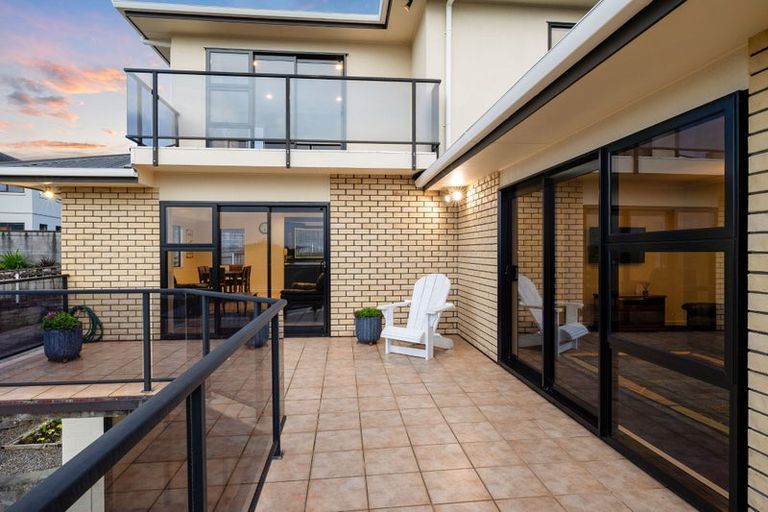 Photo of property in 10 Larsen Place, Merrilands, New Plymouth, 4312