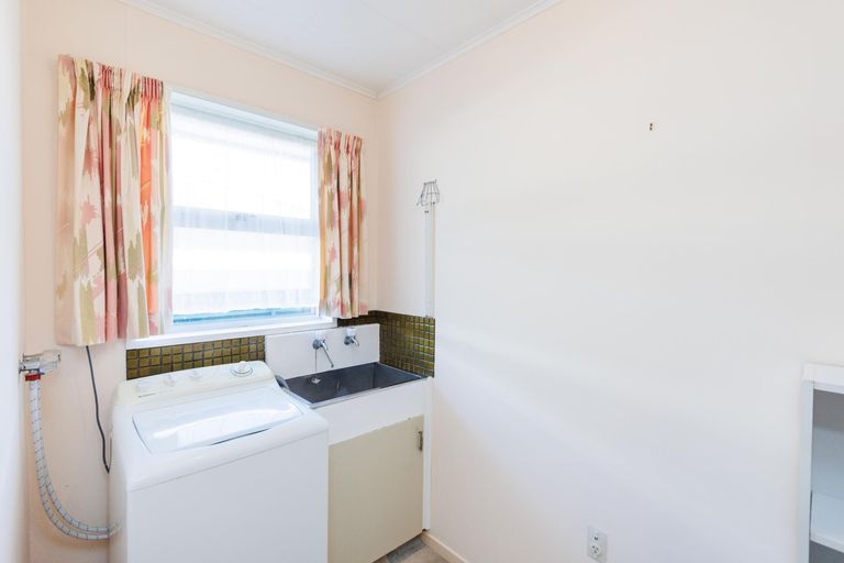 Photo of property in 5 Hollows Crescent, Takaro, Palmerston North, 4412