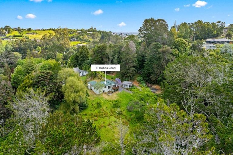 Photo of property in 10 Hobbs Road, Matakatia, Whangaparaoa, 0930